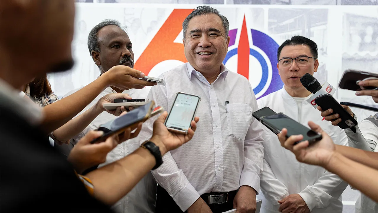 IPOH, 18 Okt -- Setiausaha Agung DAP Anthony Loke bercakap kepada media ketika hadir pada Konvensyen Tahunan DAP Negeri Perak di Pusat Konvensyen Ipoh (ICC) hari ini.  Turut hadir Timbalan Pengerusi Kebangsaan DAP, Nga Kor Ming (kanan).  -- fotoBERNAMA (2026) HAK CIPTA TERPELIHARA