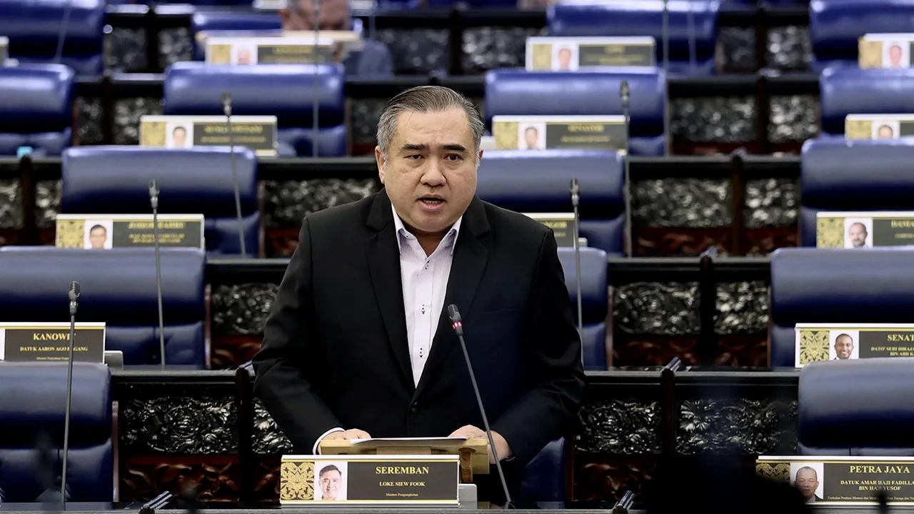 KUALA LUMPUR, 21 Okt -- Menteri Pengangkutan Anthony Loke ketika sesi Pertanyaan-Pertanyaan Bagi Jawab Lisan sempena Mesyuarat Ketiga, Penggal Kelima, Parlimen ke-15 di Bangunan Parlimen hari ini._BERNAMA
