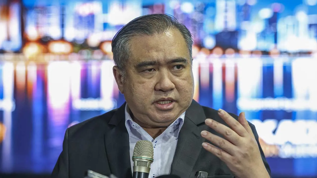 KUALA LUMPUR, 21 Okt -- Menteri Pengangkutan Anthony Loke bercakap pada sidang media selepas menyaksikan 17 sesi pertukaran dokumen memorandum persefahaman (MoU) melibatkan beberapa syarikat sempena Transport Expo Asia (TXA) 2026 di Pusat Pameran dan Perdagangan Antarabangsa Malaysia (MITEC) di sini hari ini.