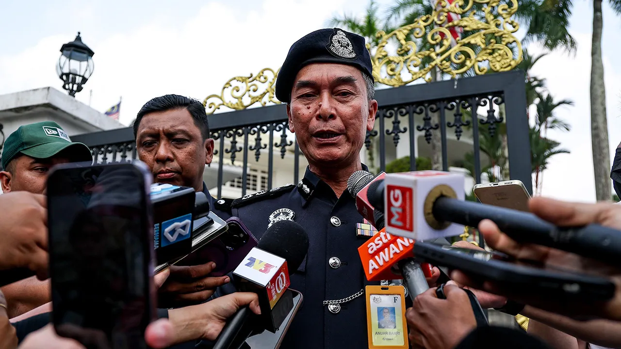 KUALA LUMPUR , 21 Sept -- Ketua Polis Daerah Sentul ACP Anuar Bakri Abdul Salam mengadakan sidang media selepas meninjau keadaan di hadapan kediaman bekas Perdana Menteri Datuk Seri Najib Tun Razak di Jalan Langgak Duta hari ini.  --fotoBERNAMA (2026)