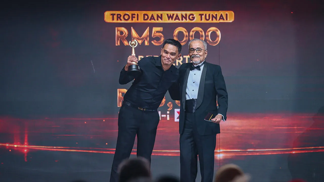 PUTRAJAYA, 24 Okt " Pelakon drama bertajuk Wok, Azhan Rani memenangi Anugerah Pelakon Lelaki Drama TV Terbaik pada malam kemuncak Anugerah Seri Angkasa 2026 bertemakan "Segalanya Bermula Di Sini" di Pusat Konvensyen Antarabangsa Putrajaya (PICC) malam ini.  -- fotoBERNAMA (2026) HAK CIPTA TERPELIHARA