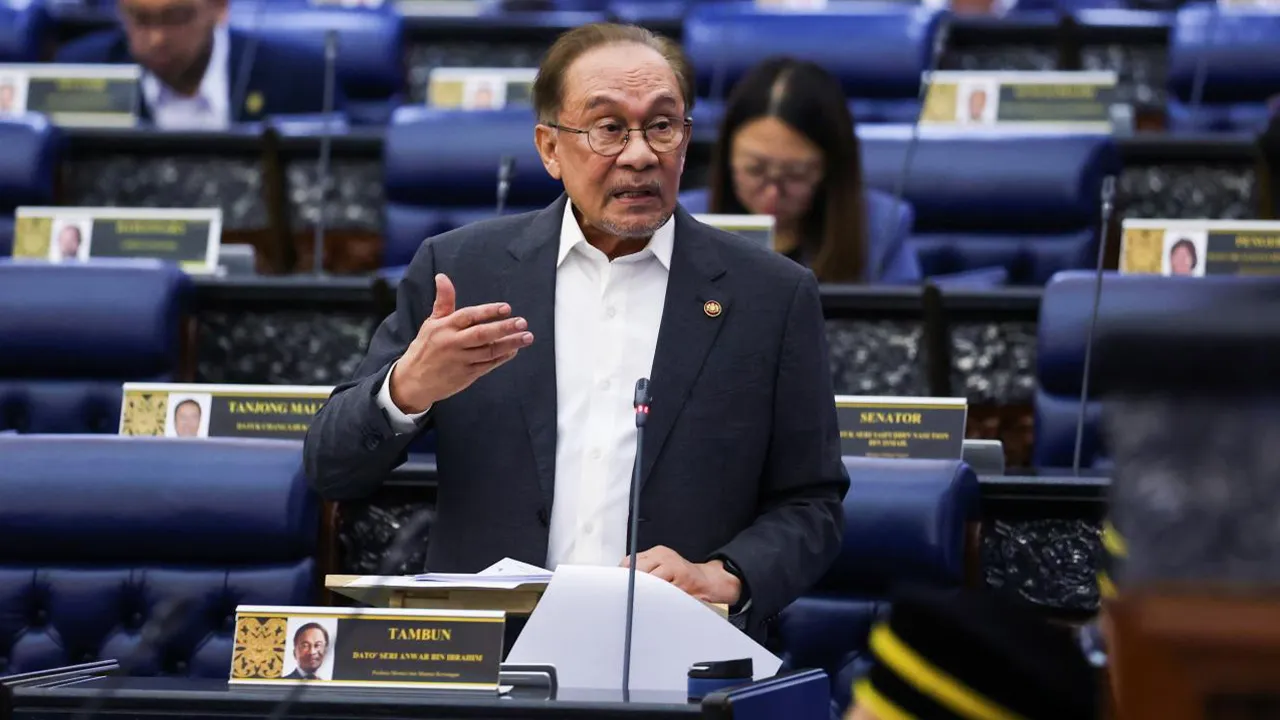 KUALA LUMPUR, 20 Okt -- Perdana Menteri yang juga Menteri Kewangan Datuk Seri Anwar Ibrahim ketika sesi Pertanyaan - Pertanyaan Bagi Jawab Lisan sempena Mesyuarat Ketiga, Penggal Kelima, Parlimen ke-15 di Bangunan Parlimen hari ini.  -- fotoBERNAMA (2026) HAK CIPTA TERPELIHARA