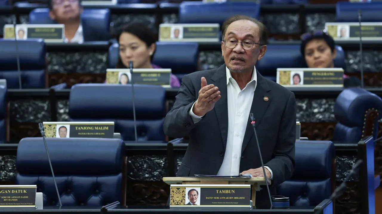 KUALA LUMPUR, 27 Okt -- Perdana Menteri yang juga Menteri Kewangan Datuk Seri Anwar Ibrahim menjawab soalan ketika Waktu Pertanyaan-pertanyaan Menteri sempena Mesyuarat Ketiga, Penggal Kelima, Parlimen ke-15 di Bangunan Parlimen hari ini.  -- fotoBERNAMA (2026) HAK CIPTA TERPELIHARA