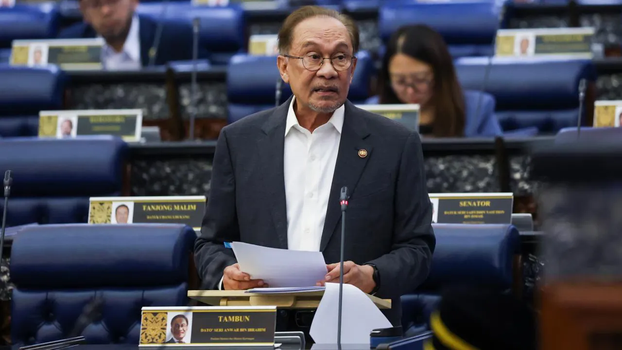KUALA LUMPUR, 20 Okt -- Perdana Menteri yang juga Menteri Kewangan Datuk Seri Anwar Ibrahim ketika sesi Pertanyaan - Pertanyaan Bagi Jawab Lisan sempena Mesyuarat Ketiga, Penggal Kelima, Parlimen ke-15 di Bangunan Parlimen hari ini.  -- fotoBERNAMA (2026) HAK CIPTA TERPELIHARA