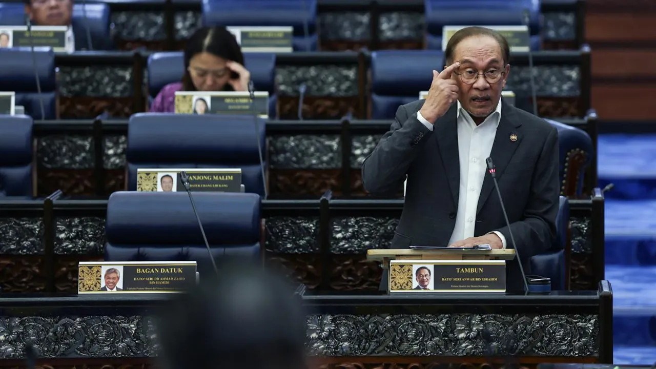 KUALA LUMPUR, 27 Okt -- Perdana Menteri yang juga Menteri Kewangan Datuk Seri Anwar Ibrahim menjawab soalan ketika Waktu Pertanyaan-pertanyaan Menteri sempena Mesyuarat Ketiga, Penggal Kelima, Parlimen ke-15 di Bangunan Parlimen hari ini.  -- fotoBERNAMA (2026) HAK CIPTA TERPELIHARA