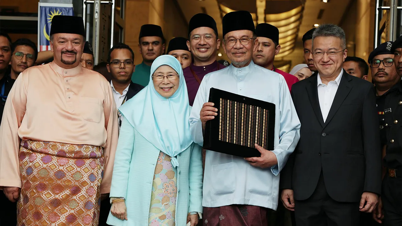 PUTRAJAYA, 9 Okt - Perdana Menteri Datuk Seri Anwar Ibrahim (dua, kanan), yang juga Menteri Kewangan, bersama isteri Datuk Seri Dr Wan Azizah Wan Ismail bergambar kenangan sebelum bertolak ke Bangunan Parlimen bagi membentangkan Belanjawan 2027, hari ini.