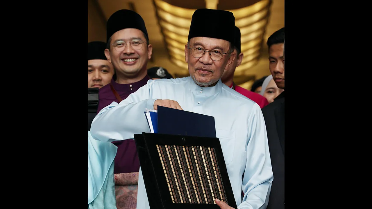 PUTRAJAYA, 9 Okt - Perdana Menteri Datuk Seri Anwar Ibrahim (tengah), yang juga Menteri Kewangan, bertolak ke Bangunan Parlimen bagi membentangkan Belanjawan 2027, hari ini. - fotoBERNAMA (2026) HAK CIPTA TERPELIHARA