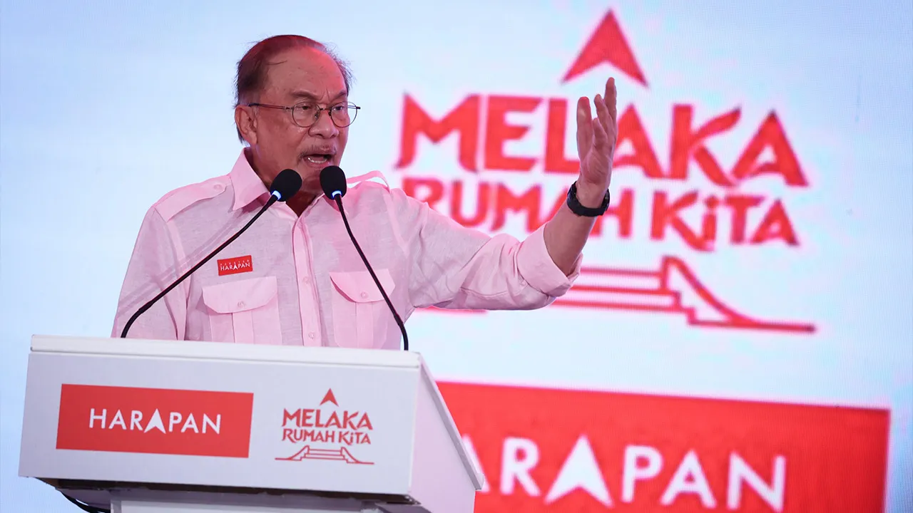 MELAKA, Oct 24 -- Prime Minister and Pakatan Harapan (PH) chairman Datuk Seri Anwar Ibrahim delivers his speech at the Pakatan Harapan Candidate Announcement and Election Machinery Launch Ceremony at Hang Jebat Stadium today.