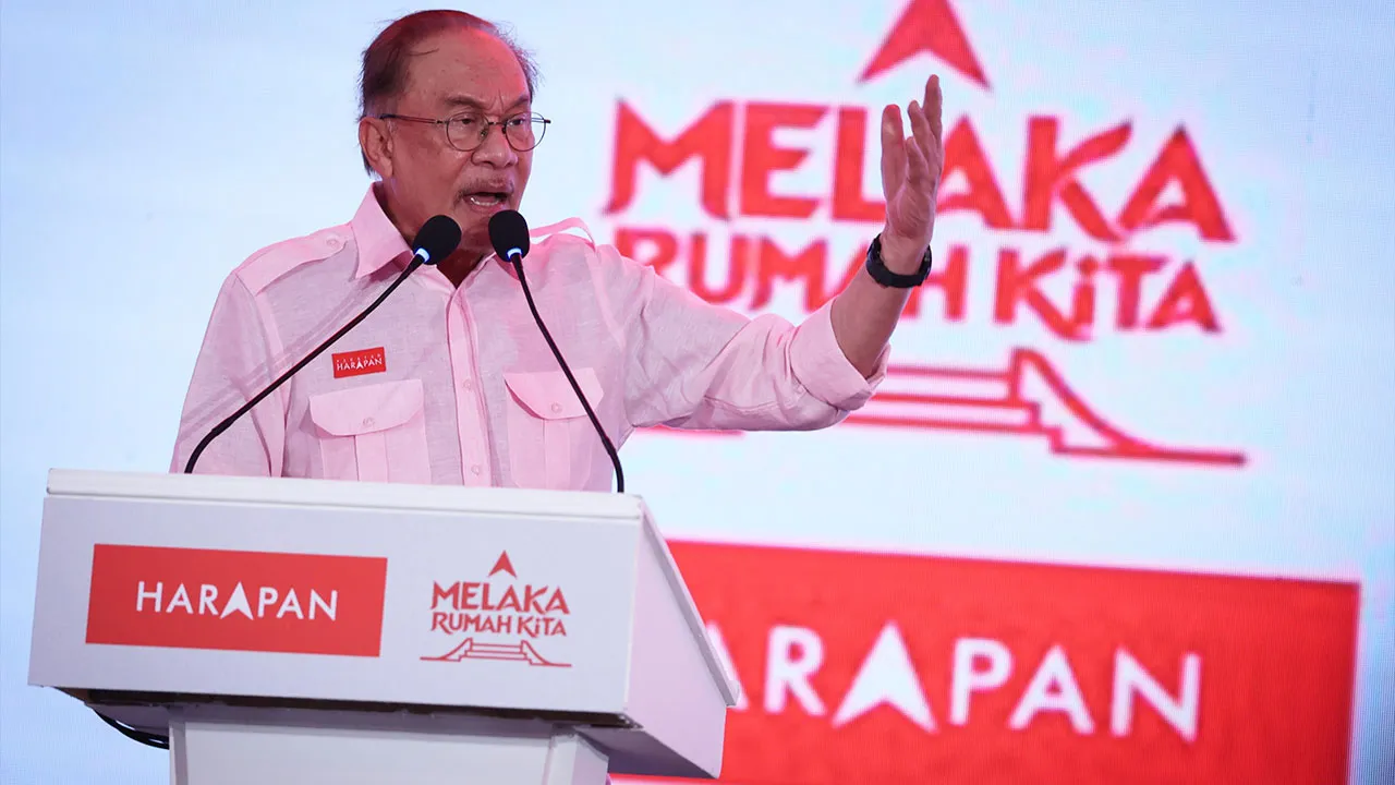 MELAKA, Oct 24 -- Prime Minister and Pakatan Harapan (PH) chairman Datuk Seri Anwar Ibrahim delivers his speech at the Pakatan Harapan Candidate Announcement and Election Machinery Launch Ceremony at Hang Jebat Stadium today.  -- fotoBERNAMA (2026) COPYRIGHT RESERVED