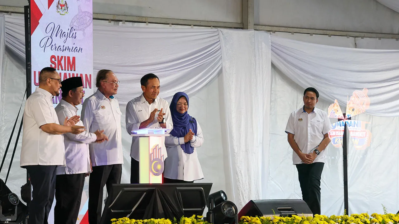 KOTA BHARU, 31 Okt -- Perdana Menteri Datuk Seri Anwar Ibrahim (tiga, kiri) pada gimik perasmian Skim Usahawan Bangkit Negeri Kelantan hari ini.  Turut hadir, Menteri Besar Kelantan Datuk Mohd Nassuruddin Daud (dua kiri), Ketua Pengarah ICU JPM Datuk Seri Sollehuddin Alyubi Zakaria dan Setiausaha Kerajaan Negeri Kelantan Datuk Dr Tengku Mohamed Feziharudean Tengku Feissal (kiri).  --fotoBERNAMA (2026) HAK CIPTA TERPELIHARA