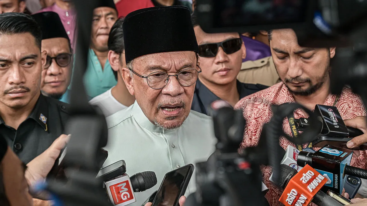 KUALA LUMPUR, 30 Okt -- Perdana Menteri Datuk Seri Anwar Ibrahim bercakap kepada pemberita selepas menunaikan solat Jumaat di Masjid Al-Muqarrabin, Bandar Tasik Selatan hari ini.  --fotoBERNAMA (2026) HAK CIPTA TERPELIHARA