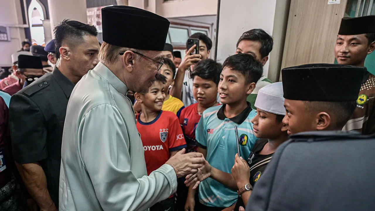 KUALA LUMPUR, 30 Okt -- Perdana Menteri Datuk Seri Anwar Ibrahim beramah mesra dengan jemaah sebelum menunaikan solat Jumaat di Masjid Al-Muqarrabin, Bandar Tasik Selatan hari ini.  --fotoBERNAMA (2026) HAK CIPTA TERPELIHARA