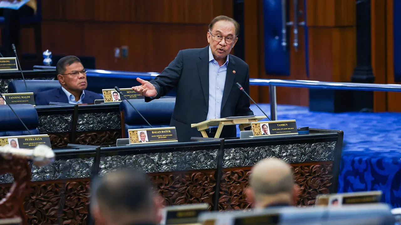KUALA LUMPUR, 6 Okt - Perdana Menteri Datuk Seri Anwar Ibrahim ketika sesi Pertanyaan-Pertanyaan Bagi Jawab Lisan sempena Mesyuarat Ketiga, Penggal Kelima, Parlimen ke-15 di Bangunan Parlimen hari ini. - fotoBERNAMA (2026)