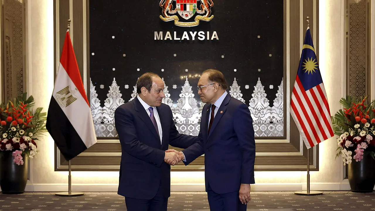 PUTRAJAYA, Oct 10 - Malaysian Prime Minister Anwar Ibrahim with Egyptian President Abdel Fattah El-Sisi at the Seri Perdana Complex here today.  - fotoBERNAMA
