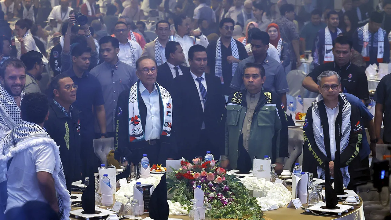 BANGI, 13 Okt - Perdana Menteri Datuk Seri Anwar Ibrahim (tiga, kiri) hadir pada Majlis Makan Malam Sumud Nusantara sempena Global Sumud Congress 2026 di Pusat Konvensyen Bangi Avenue (BACC) hari ini.  Turut hadir, Menteri Komunikasi Datuk Seri Fahmi Fadzil (kanan).  - fotoBERNAMA (2026)