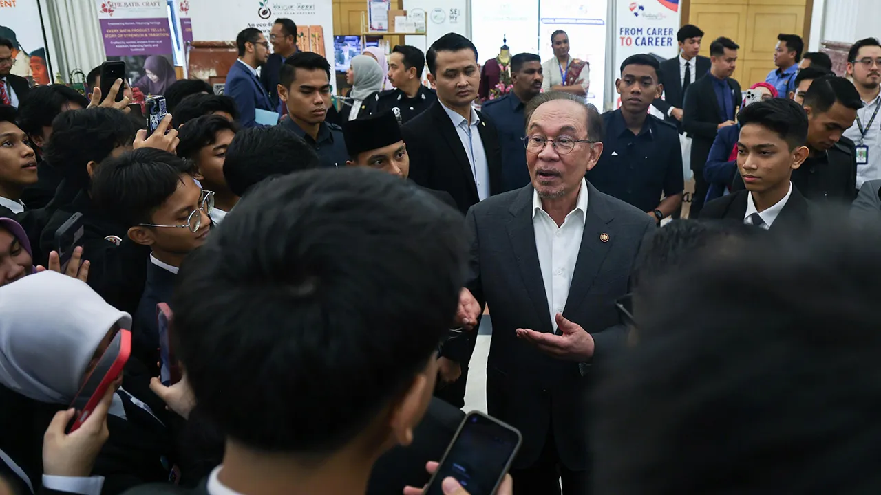 KUALA LUMPUR, 27 Okt -- Perdana Menteri yang juga Menteri Kewangan Datuk Seri Anwar Ibrahim beramah mesra bersama para pelajar dari sekolah di bawah parlimen Johor selepas menghadiri Mesyuarat Ketiga, Penggal Kelima, Parlimen ke-15 di Bangunan Parlimen hari ini.  -- fotoBERNAMA (2026)