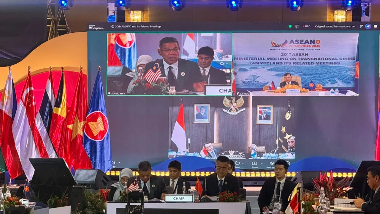 AMMTC Ke-20 MANILA: MALAYSIA PERKUKUH KERJASAMA KESELAMATAN ASEAN BERSAMA RAKAN DIALOG Hari ini saya mengetuai delegasi Malaysia dalam empat sesi konsultasi Mesyuarat Menteri-Menteri ASEAN Mengenai Jenayah Rentas Sempadan (AMMTC) bersama Rakan Dialog, bersempena AMMTC Ke-20 di Makati, Filipina. kredit: fbSaifuddin Nasution Ismail﻿