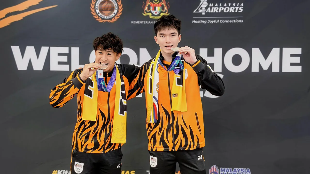 SEPANG, 6 Okt - Pemain padel negara, Christian Didier Chin (kiri) dan Aidan Yunus bergambar bersama pingat perak yang dimenangi mereka menerusi acara padel beregu lelaki pada Sukan Asia Aichi-Nagoya 2026, tiba di Lapangan Terbang Antarabangsa Kuala Lumpur (KLIA) semalam. Pasangan ini terpaksa berpuas hati selepas tewas 3-6, 1-6 kepada pasangan pilihan utama dari Qatar Mashari Naif-Rashed Naif. - fotoBERNAMA (2026) HAK CIPTA TERPELIHARA