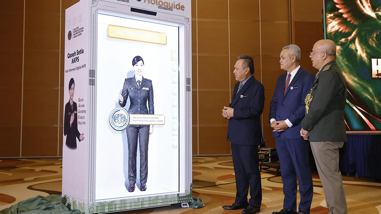 SEPANG, 26 Okt -- Ketua Setiausaha Kementerian Dalam Negeri (KDN) Datuk Dr. Awang Alik Jeman (kiri) merasmikan AKPS Hologuide pada Majlis Sambutan Ulang Tahun Ke-2 Agensi Kawalan dan Perlindungan Sempadan (AKPS) di Pusat Konvensyen Movenpick hari ini.  Turut sama Timbalan Ketua Pengarah (Pengurusan) AKPS Ismail Mokhtar (kanan) dan Timbalan Ketua Setiausaha (Dasar dan Kawalan) KDN Datuk Makhzan Mahyuddin (dua kanan).  -- fotoBERNAMA (2026)