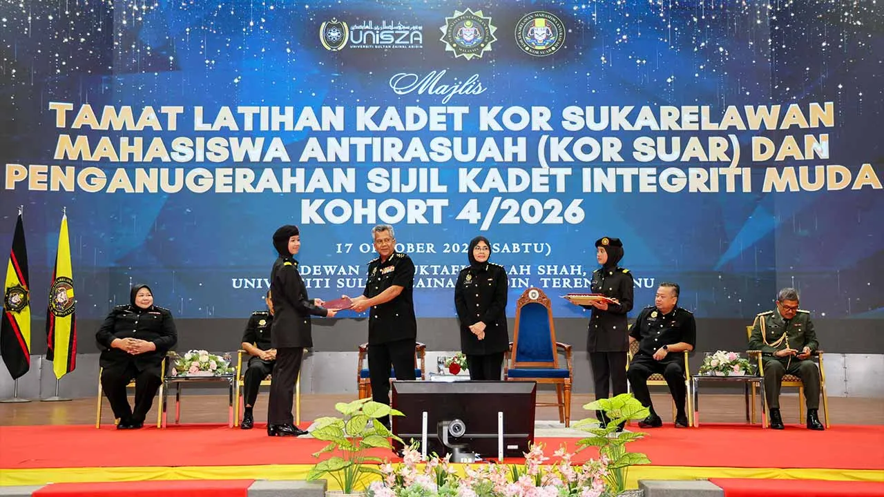 KUALA NERUS, 17 Okt -- Timbalan Ketua Pesuruhjaya (Pencegahan) Suruhanjaya Pencegahan Rasuah Malaysia (SPRM), Datuk Azmi Kamaruzaman (berdiri dua, kiri) menyampaikan sijil kepada kadet integriti muda pada Majlis Tamat Latihan Kor Sukarelawan Mahasiswa Antirasuah (KOR SUAR) dan Penganugerahan Sijil Kadet Integriti Muda Universiti Sultan Zainal Abidin (UniSZA) Kohort 4/2026 hari ini.  Seramai 39 kadet berjaya menamatkan latihan Kor SUAR, yang merupakan antara inisiatif SPRM untuk menyemai kesedaran antirasuah