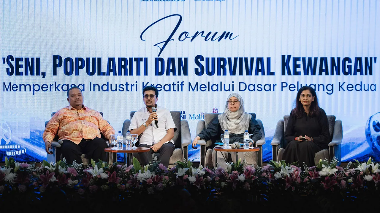 KUALA LUMPUR, 5 Okt - Ketua Pegawai Eksekutif Perbadanan Kemajuan Filem Nasional Malaysia (FINAS) Datuk Azmir Saifuddin Mutalib (dua, kiri) bercakap pada forum bertajuk 'Seni, Populariti dan Survival Kewangan Memperkasa Industri Kreatif Melalui Dasar Peluang Kedua di Asian International Arbitration Centre (AIAC) hari ini. Turut sama, Pengarah Insolvensi Bahagian Kebankrapan Jabatan Insolvensi Malaysia Fajrul Shihar Abu Samah (dua, kanan) dan Ketua Jabatan, _BERNAMA