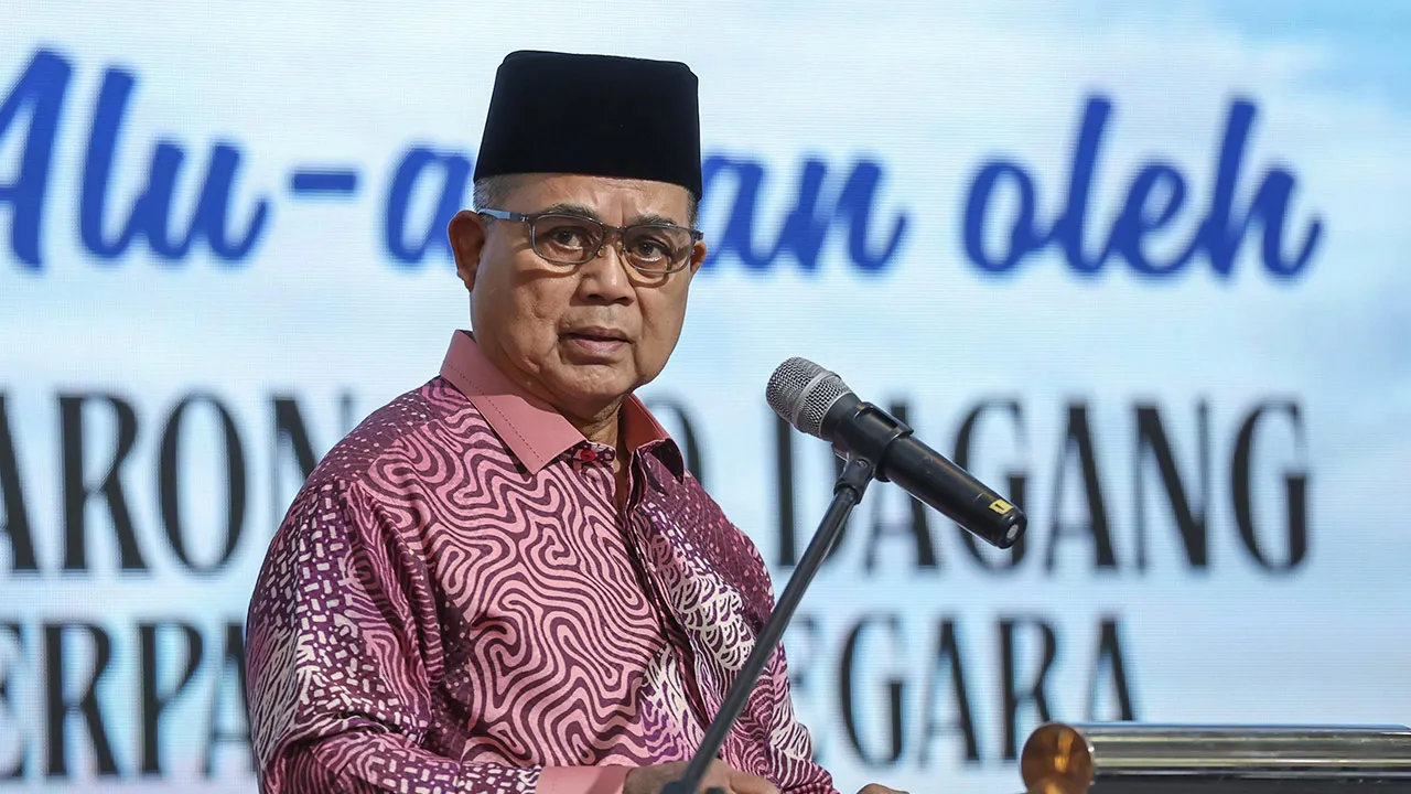 Menteri Perpaduan Negara Datuk Aaron Ago Dagang menyampaikan ucapan ketika hadir pada perasmian Karnival Membaca Perdana dan Pesta Buku Melaka 2026 di The Shore Shopping Gallery hari ini.  -- fotoBERNAMA