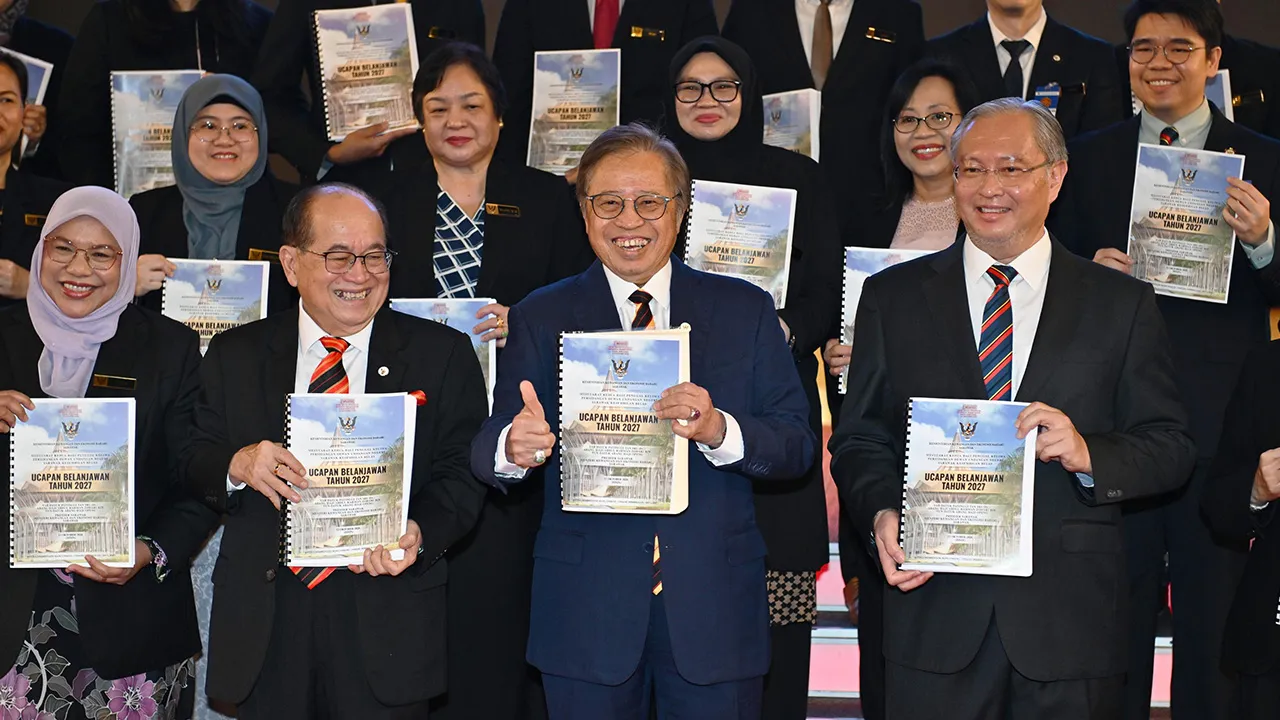 KUCHING, 12 Okt - Premier Sarawak Tan Sri Abang Johari Tun Openg (depan dua, kanan) menunjukkan buku Ucapan Belanjawan 2027 sempena Persidangan Hari Pertama Mesyuarat Kedua Bagi Penggal Kelima Dewan Undangan Negeri Sarawak yang ke-19 di Dewan Undangan Negeri (DUN) Sarawak, hari ini.  - fotoBERNAMA (2026)