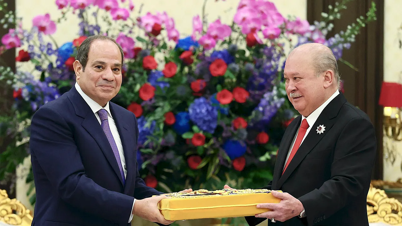Yang di-Pertuan Agong Sultan Ibrahim berkenan mengurniakan Darjah Utama Seri Mahkota Negara (D.M.N) kepada Presiden Mesir Abdel Fattah El-Sisi (kiri) pada Istiadat Sambutan Negara di Istana Negara hari ini. -Foto BERNAMA