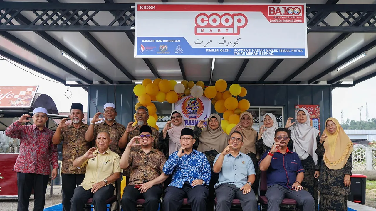 TANAH MERAH, 12 Okt - Presiden Angkatan Koperasi Kebangsaan Malaysia Berhad (ANGKASA) Datuk Seri Dr Abdul Fattah Abdullah (duduk, tengah) bergambar bersama ahli lembaga masjid selepas Majlis Perasmian Kabin Coop Mart Koperasi Kariah Masjid Ismail Petra Tanah Merah Berhad di Perkarangan Masjid Jamek Ismail Petra hari ini.  Turut sama Pengerusi Masjid Ismail Petra, Wan Ahmad Suwaidi Zainal Abidin (duduk, dua kanan) dan Imam Tua Masjid Ismail Petra Abdul Muhaimin Yahya (duduk, dua kiri). - fotoBERNAMA (2026) H