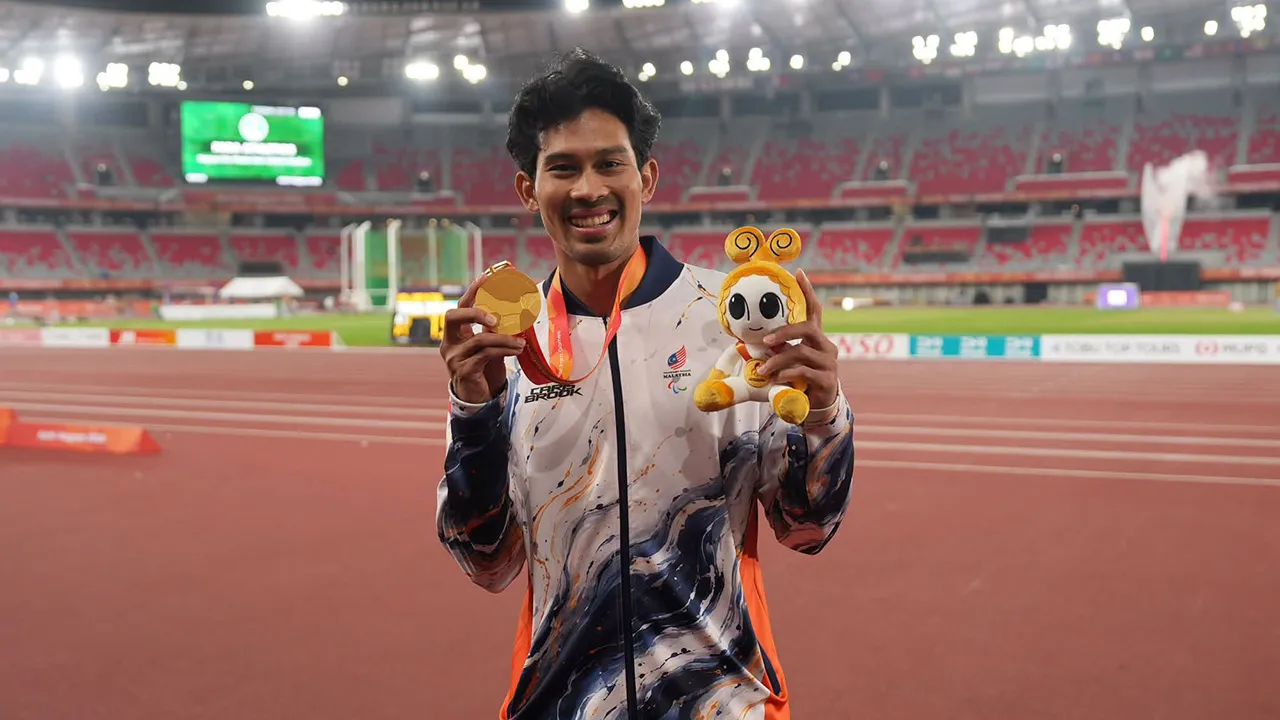Datuk Abdul Latif Romly yang meraih pingat emas buat kali keempat berturut-turut dalam acara lompat jauh T20 lelaki di Sukan Para Asia Aichi-Nagoya 2026. FB Anwar Ibrahim