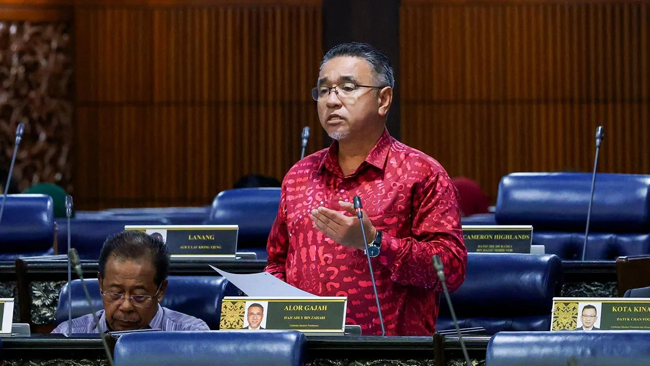 KUALA LUMPUR, 8 Okt - Timbalan Menteri Pertahanan merangkap Ahli Parlimen Alor Gajah Adly Zahari ketika sesi Pertanyaan - Pertanyaan Bagi Jawab Lisan sempena Mesyuarat Ketiga, Penggal Kelima, Parlimen ke-15 di Bangunan Parlimen hari ini.