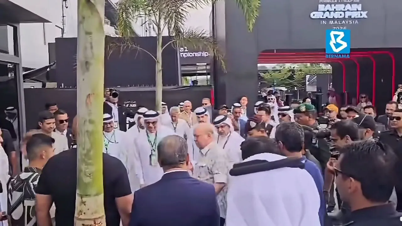Yang di-Pertuan Agong Sultan Ibrahim berangkat tiba di Litar Antarabangsa Sepang untuk menyaksikan perlumbaan F1 Gulf Air Bahrain Grand Prix 2026._BERNAMA