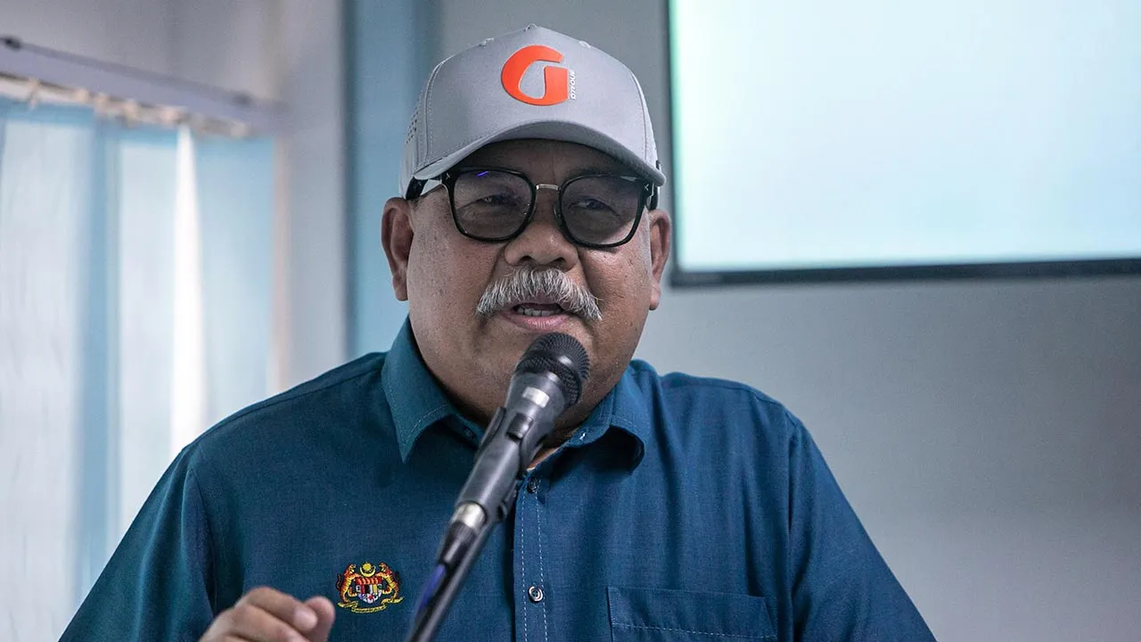 KUALA KANGSAR, 14 Okt - Pengerusi Suruhanjaya Perkhidmatan Awam (SPA), yang juga Pengerusi Suruhanjaya Perkhidmatan Kehakiman dan Perundangan, Datuk Seri Dr Ahmad Jailani Muhamed Yunus berucap pada Majlis Penyerahan Aset Sekolah Angkat MADANI SPA di Sekolah Menengah Kebangsaan Simpang Beluru, hari ini.  - fotoBERNAMA (2026) HAK CIPTA TERPELIHARA
