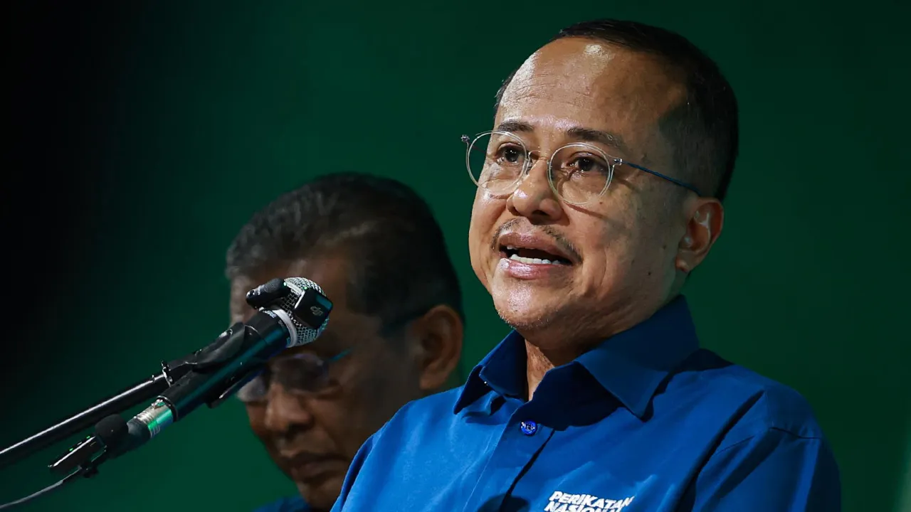 MELAKA, 29 Okt -- Pengerusi Perikatan Nasional, Datuk Seri Dr Ahmad Samsuri Mokhtar berucap pada pengisytiharan calon Perikatan Nasional bagi Pilihan Raya Negeri Melaka 2026 di Dewan Al Muallim Hj Abdul Wahid Bukit Katil hari ini.  --fotoBERNAMA (2026)
