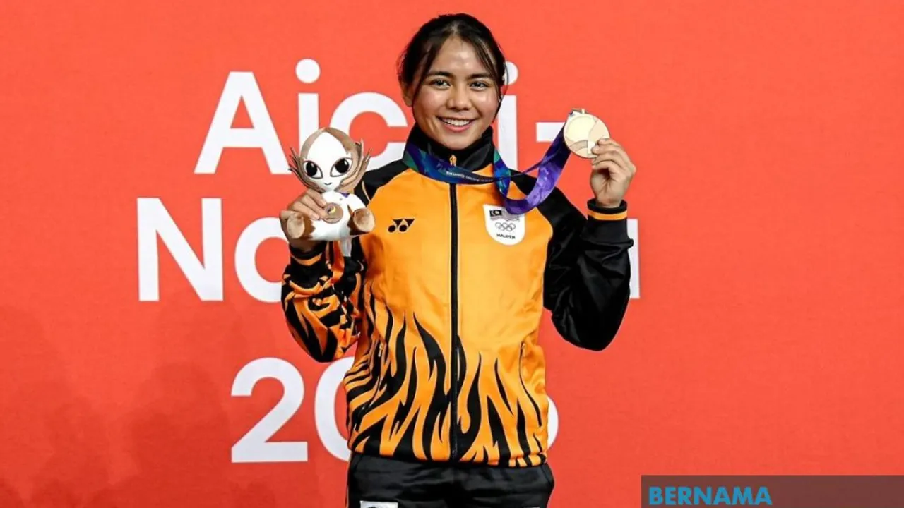 Pelumba basikal trek negara Nurul Izzah Izzati Mohd Asri memenangi pingat gangsa dalam Final acara keirin wanita pada Sukan Asia Aichi-Nagoya 2026 di Velodrom Izu hari ini. Nurul Izzah Izzati menamatkan perlumbaan di tempat ketiga selepas tewas kepada China yang menguasai dua kedudukan teratas menerusi Yuan Liying dan Wang Lijuan. - fotoBERNAMA (2026) HAK CIPTA TERPELIHARA