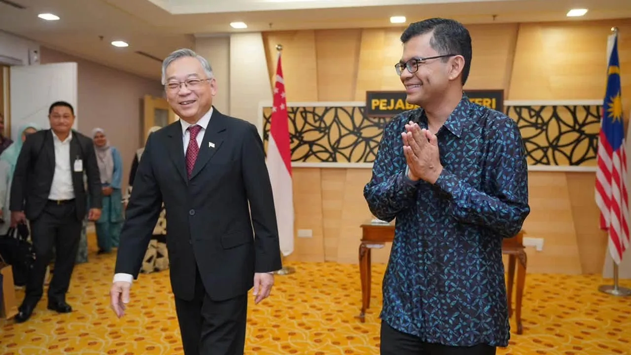 Petang ini saya menerima kunjungan H.E. Gan Kim Yong, Timbalan Perdana Menteri Singapura merangkap Menteri Tenaga, Perdagangan dan Perusahaan, di Pejabat saya di Kementerian Ekonomi. -- FB Akmal Nasir