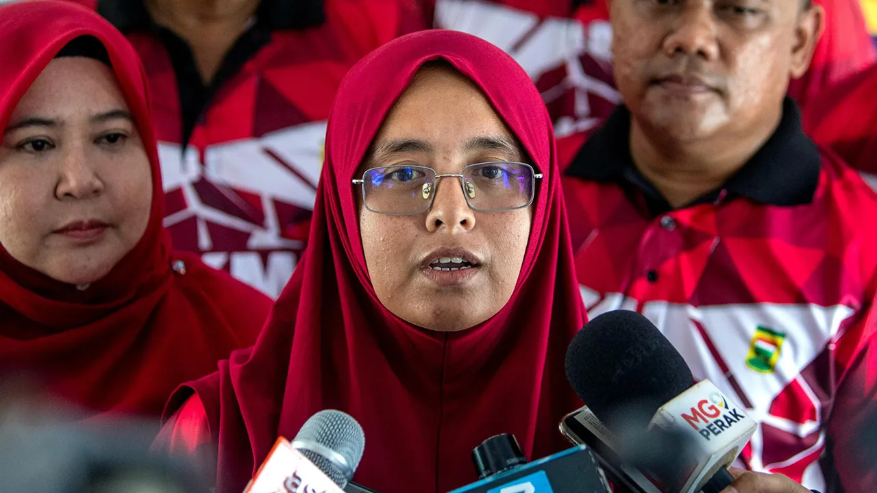 Presiden Persatuan Penjaja dan Peniaga Kecil Melayu Perkasa Negeri Perak (PPKMP) Alfirza Munira Abdul Muin (tengah) bercakap ketika sidang media sempena Karnival Penjaja & Usahawan bersama Komuniti 2026 di PSU Club House di sini, hari ini.  --fotoBERNAMA
