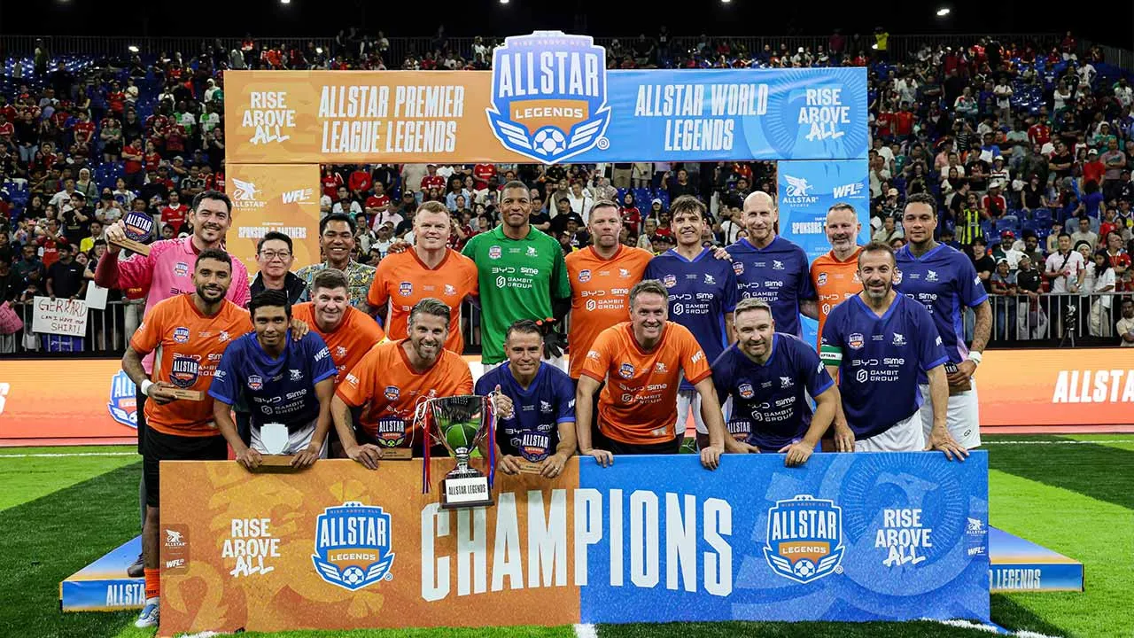KUALA LUMPUR, 3 Okt - Timbalan Menteri Belia dan Sukan, Mordi Bimol (tiga dari kiri, belakang) bersama barisan pemain AllStar Legends dalam Perlawanan All-Star di Pusat Pameran dan Perdagangan Antarabangsa Malaysia (MITEC), Kuala Lumpur, malam ini. AllStar Premier League Legends memenangi pingat selepas menewaskan World Legends 7-6. - fotoBERNAMA (2026) HAK CIPTA TERPELIHARA