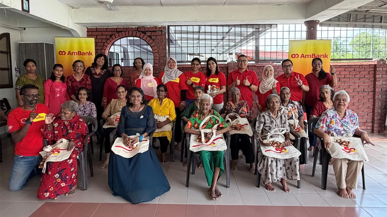 Para sukarelawan AmBank Volunteer Network (AVN) berkongsi senyuman, gelak tawa, dan kegembiraan Deepavali bersama penghuni Pusat Jagaan Warga Emas Shekinah di Klang, sekali gus membawa kemesraan, kebahagiaan, dan semangat kebersamaan melalui detik-detik keprihatinan yang bermakna