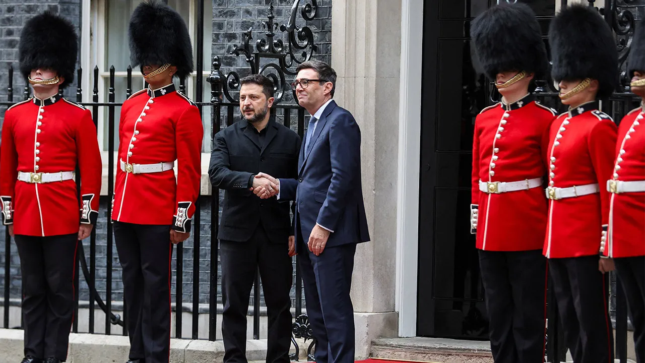 British Prime Minister Andy Burnham welcomes Ukrainian President Volodymyr Zelenskiy outside 10 Downing Street, in London, Britain, October 14, 2026. REUTERS/Corey Rudy