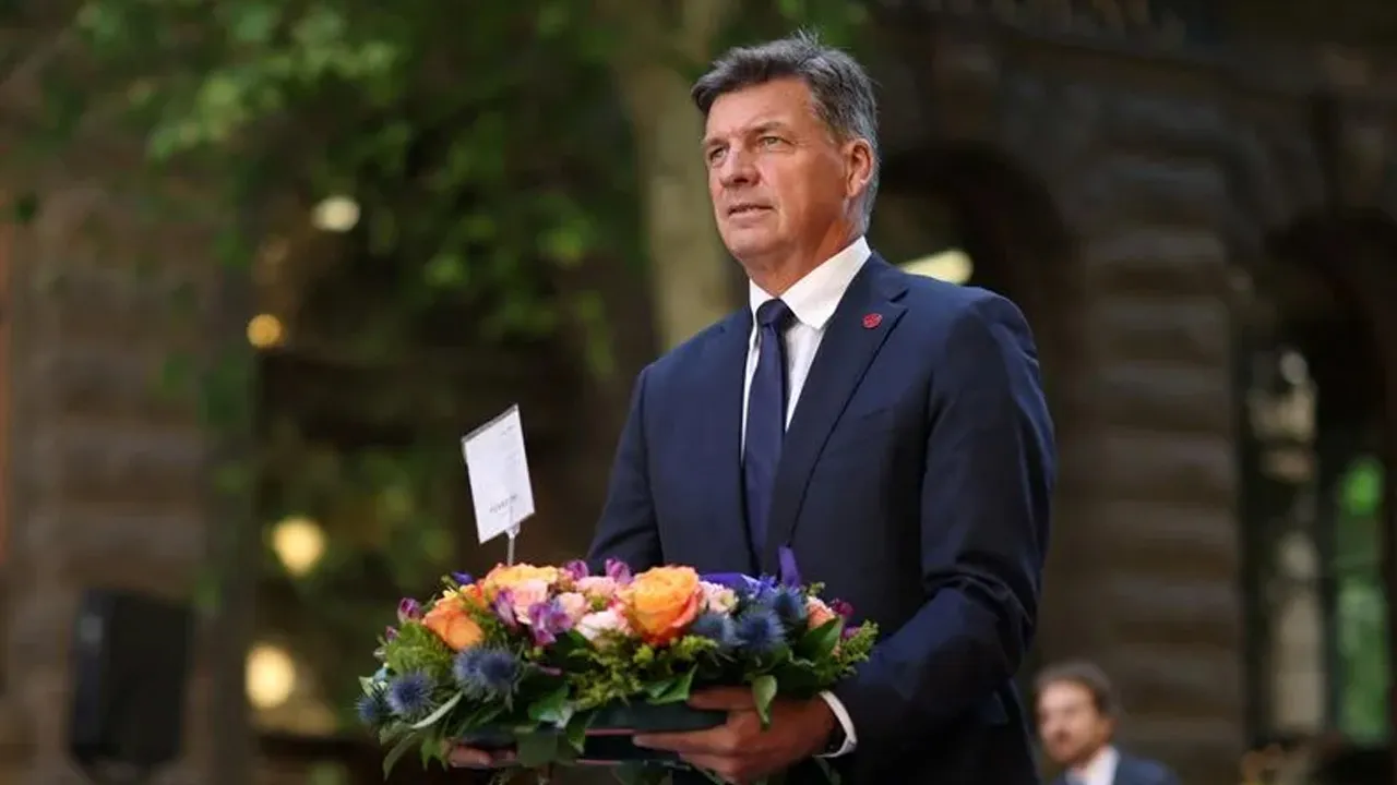 Angus Taylor, Shadow Minister for Defence, carries a wreath during a Remembrance Day service at Martin Place in Sydney, Australia, November 11, 2025. REUTERS/Hollie Adams