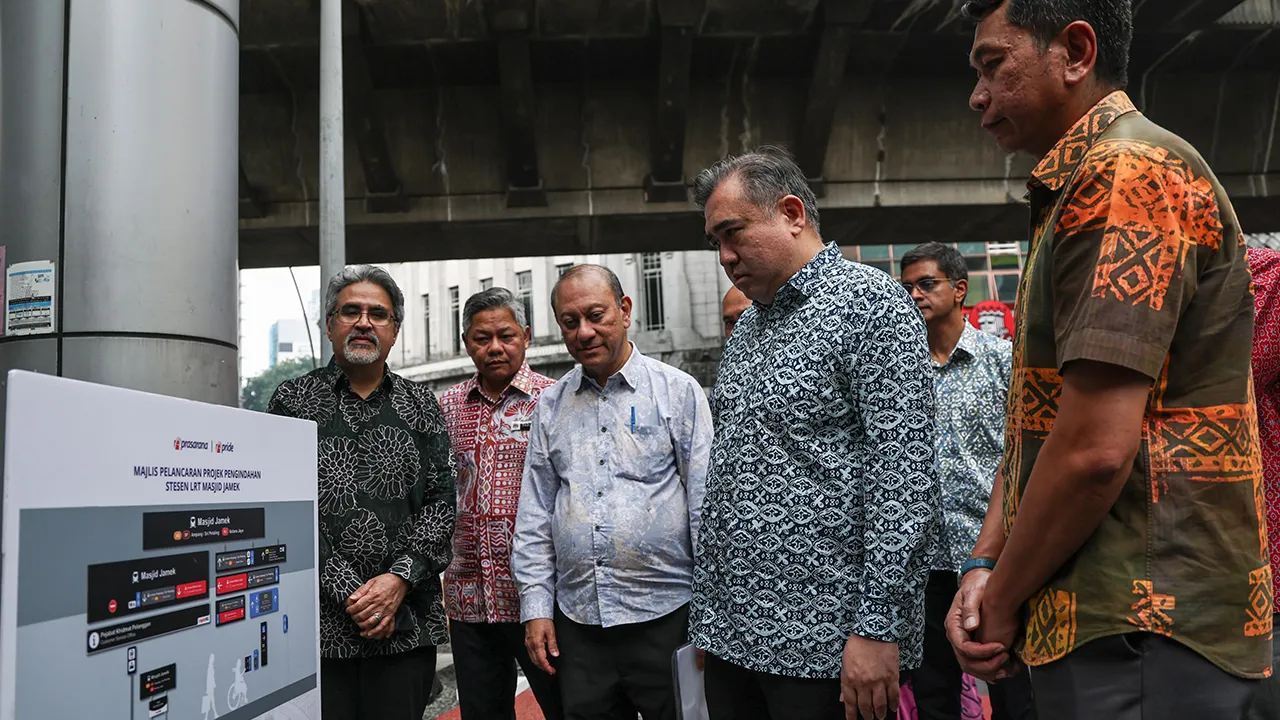 KUALA LUMPUR, 22 Okt -- Menteri Pengangkutan Anthony Loke meninjau sekitar Stesen LRT Masjid Jamek pada Majlis Pelancaran Projek Pengindahan Stesen LRT Masjid Jamek di sini hari ini.  Turut sama Ketua Pegawai Eksekutif Pride, Syed Redza Algadrie Syed Hassan (kiri) Datuk Bandar Kuala Lumpur Datuk Fadlun Mak Ujud (dua,kiri)  -- fotoBERNAMA (2026) HAK CIPTA TERPELIHARA