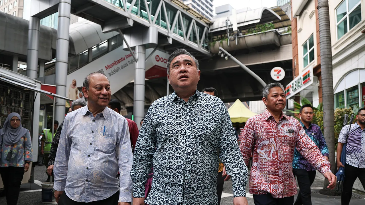 KUALA LUMPUR, 22 Okt -- Menteri Pengangkutan Anthony Loke meninjau sekitar Stesen LRT Masjid Jamek pada Majlis Pelancaran Projek Pengindahan Stesen LRT Masjid Jamek di sini hari ini.  Turut sama Datuk Bandar Kuala Lumpur Datuk Fadlun Mak Ujud (tiga,kanan), Ketua Pegawai Eksekutif Kumpulan Prasarana Dr Prodyut Dutt (dua,kiri)  -- fotoBERNAMA (2026) HAK CIPTA TERPELIHARA
