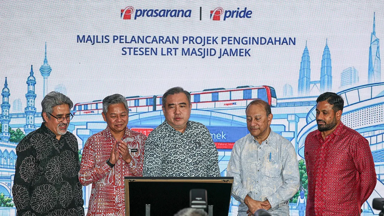 KUALA LUMPUR, 22 Okt -- Menteri Pengangkutan Anthony Loke (tengah) menyempurnakan gimik pelancaran Projek Pengindahan Stesen LRT Masjid Jamek di sini hari ini.  Turut hadir Datuk Bandar Kuala Lumpur Datuk Fadlun Mak Ujud (dua, kiri), Ketua Pegawai Eksekutif Kumpulan Prasarana Dr Prodyut Dutt (dua, kanan), Ketua Pegawai Eksekutif Pride Syed Redza Algadrie Syed Hassan (kiri) dan Pengarah Urusan Think City Datuk Hamdan Abdul Majeed (kanan).  -- fotoBERNAMA (2026) HAK CIPTA TERPELIHARA