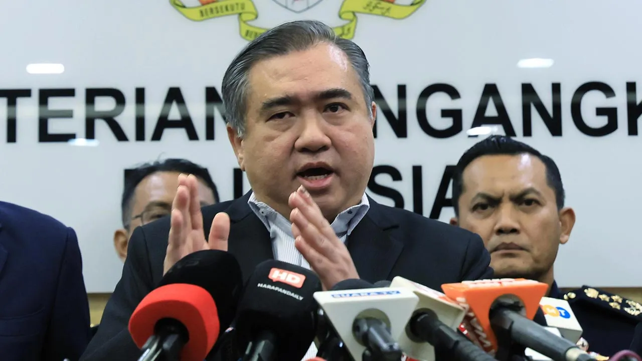 PUTRAJAYA, 5 Okt - Menteri Pengangkutan Anthony Loke pada sidang media di Kementerian Pengangkutan hari ini.  - fotoBERNAMA (2026) HAK CIPTA TERPELIHARA