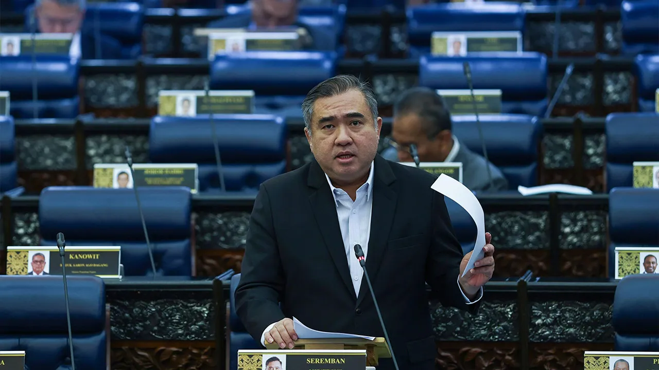 KUALA LUMPUR, 27 Okt -- Menteri Pengangkutan Anthony Loke ketika sesi Pertanyaan-Pertanyaan Bagi Jawab Lisan sempena Mesyuarat Ketiga, Penggal Kelima, Parlimen ke-15 di Bangunan Parlimen hari ini._BERNAMA
