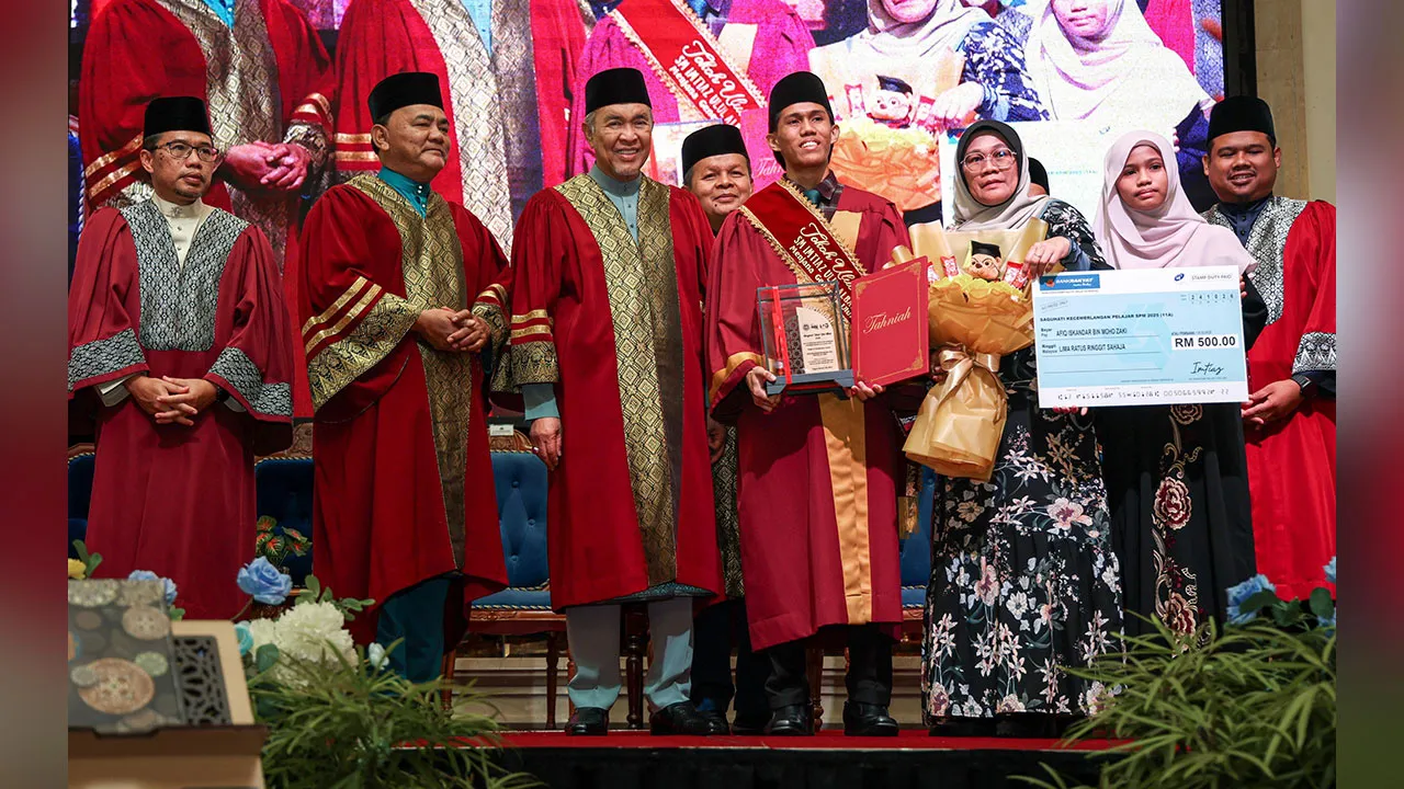 Timbalan Perdana Menteri merangkap Menteri Kemajuan Desa dan Wilayah Datuk Seri Dr Ahmad Zahid Hamidi (tiga,kiri) bergambar kenangan bersama penerima Anugerah Tokoh Ulul Albab 2026 Afiq Iskandar Mohd Zaki (empat,kanan) pada Majlis Graduasi Huffaz Dan Apresiasi Kecermelangan Ulul Albab di sebuah hotel dekat Jalan Hang Tuah, hari ini.  --fotoBERNAMA