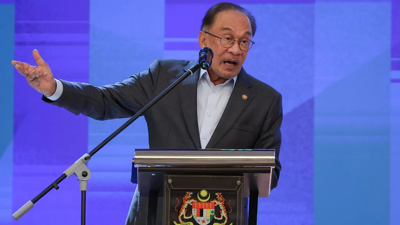 Putrajaya , 14 Oktober 2026.Perdana Menteri , Datuk Seri Anwar Ibrahim menyampaikan ucapan sempena Majlis Peluncuran Pemberian Bantuan Khas Kewangan kepada Pemandu Teksi, Kereta Sewa dan Bas Sekolah Zon Tengah di Kementerian Pengangkutan Putrajaya.Astro AWANI / SHAHIR OMAR