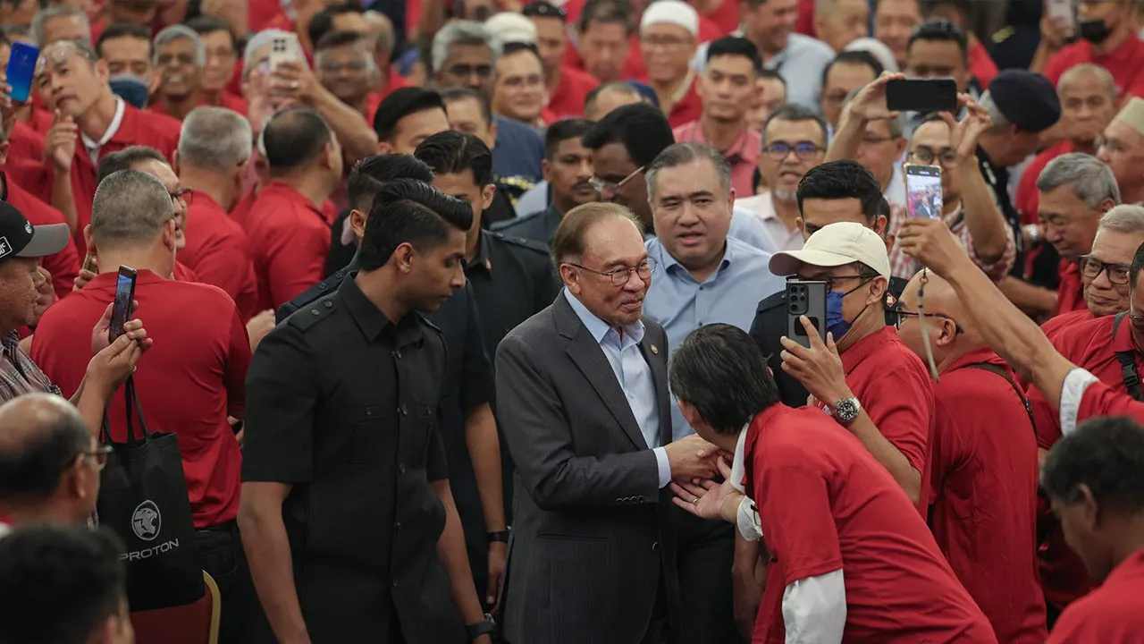 Putrajaya , 14 Oktober 2026.Perdana Menteri , Datuk Seri Anwar Ibrahim dan Menteri Pengangkutan ,Anthony Loke Siew Fook beramah mesra bersama pemandu teksi sempena Majlis Peluncuran Pemberian Bantuan Khas Kewangan kepada Pemandu Teksi, Kereta Sewa dan Bas Sekolah Zon Tengah di Kementerian Pengangkutan Putrajaya.Astro AWANI / SHAHIR OMAR