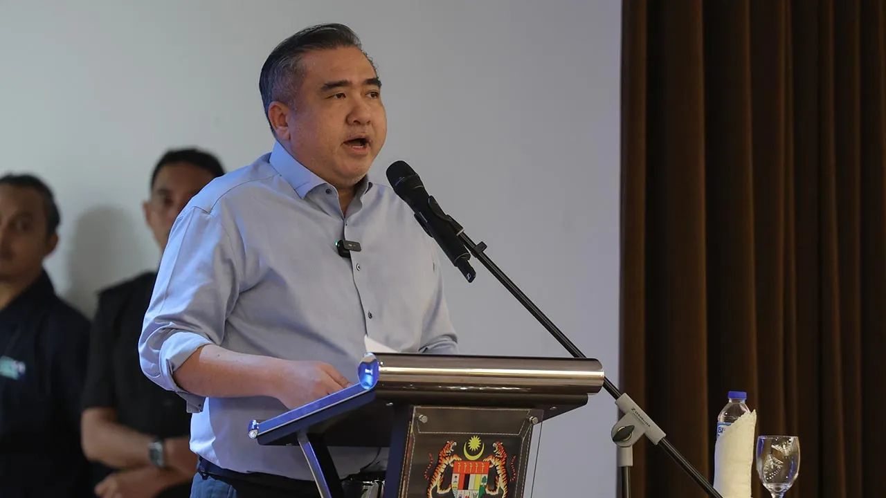 Loke ketika berucap pada Majlis Peluncuran Pemberian Bantuan Khas Kewangan kepada Pemandu Teksi, Kereta Sewa dan Bas Sekolah Zon Tengah di Kementerian Pengangkutan di sini hari ini. - Foto Astro AWANI/Shahir Omar